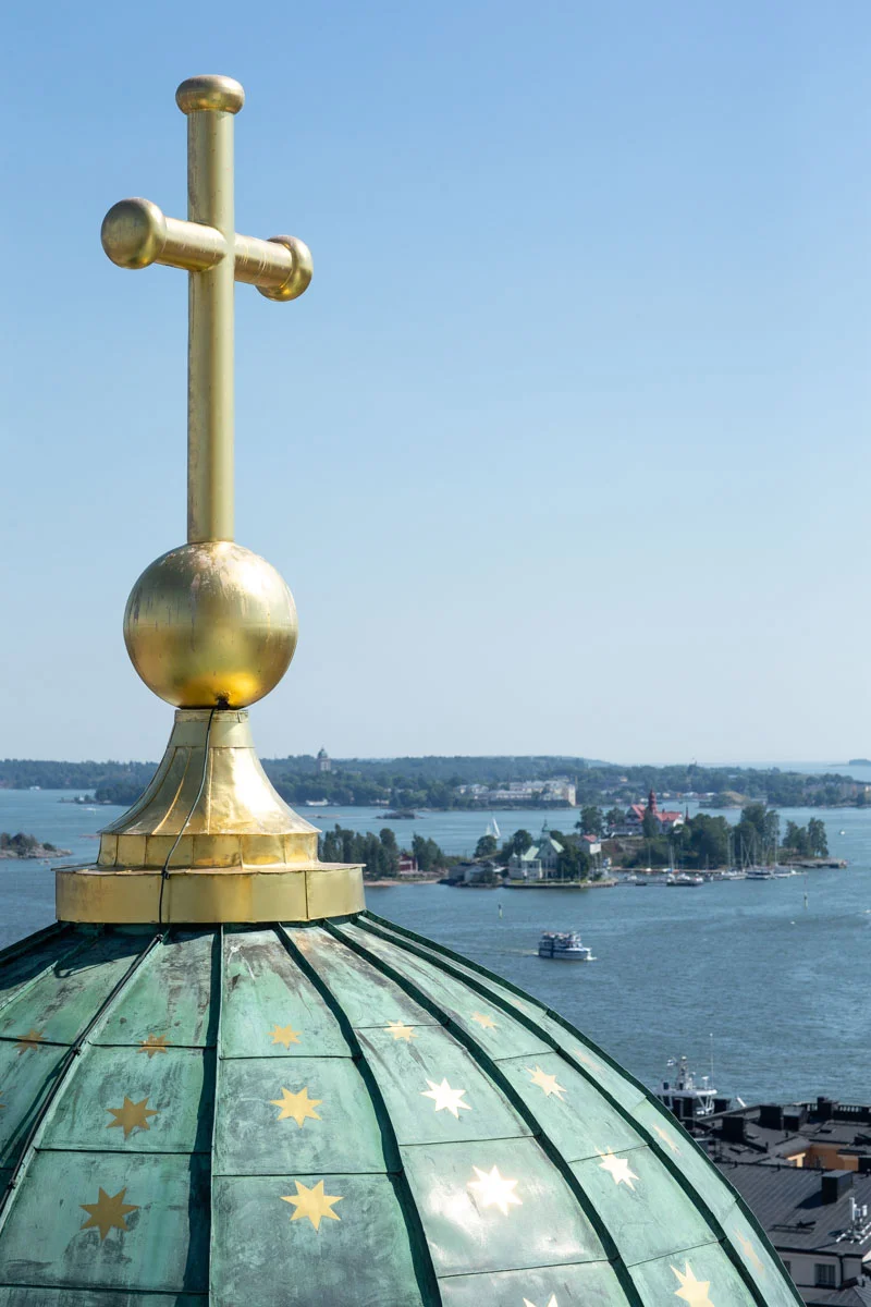 Helsingin hiippakunta Tuomiokirkon risti ja takana näkyvä meri.