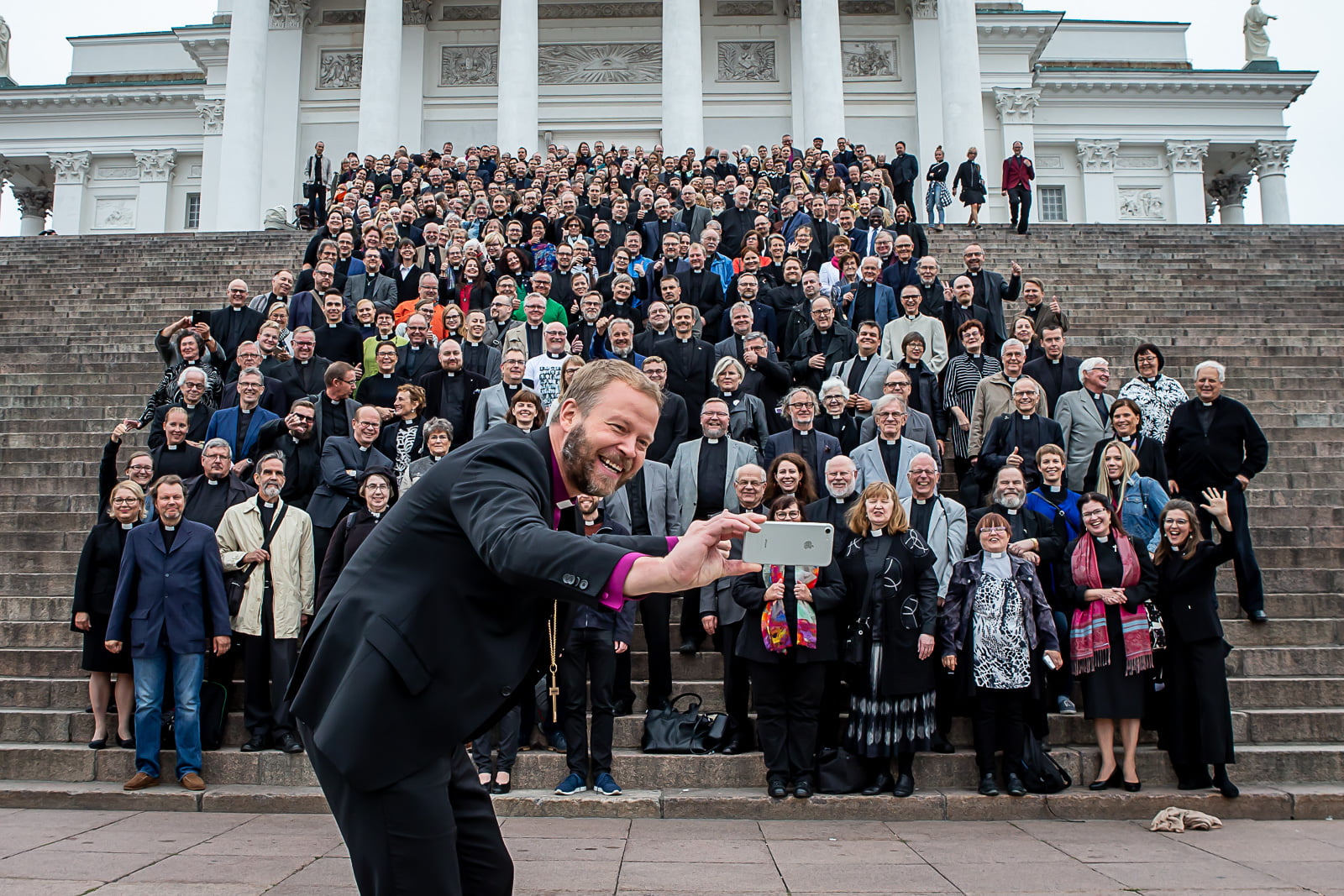 Yhteiskuva Helsingin hiippakunnan papeista tuomiokirkon portailla synodaalikokouksessa 2018.