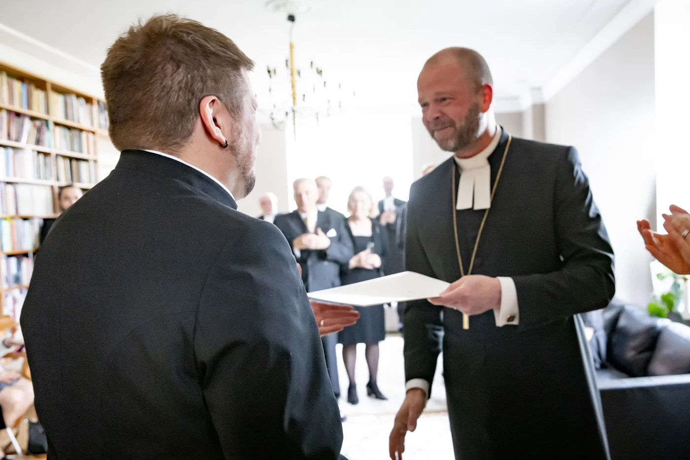 ordinaatiok22b Pappiskirjan ojentaminen